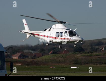 Elicottero Agusta A109E Power, GZ100 di RAF 32 Squadron parte dall'aeroporto di Brighton City Foto Stock