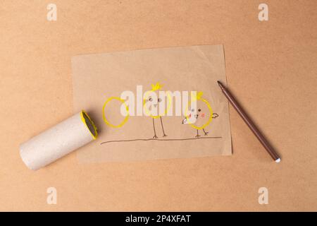Idee fai da te per Pasqua, stampa di pollo, artigianato carta igienica rotolo, imparare le forme di base nel disegno Foto Stock