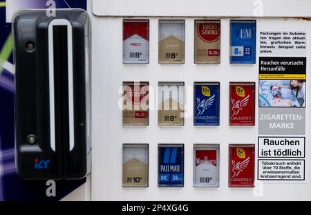 Monaco, Germania. 06th Mar, 2023. Le avvertenze "il fumo uccide" e "il fumo causa attacchi di cuore" vengono visualizzate su un distributore automatico di sigarette. Credit: Sven Hoppe/dpa/Alamy Live News Foto Stock