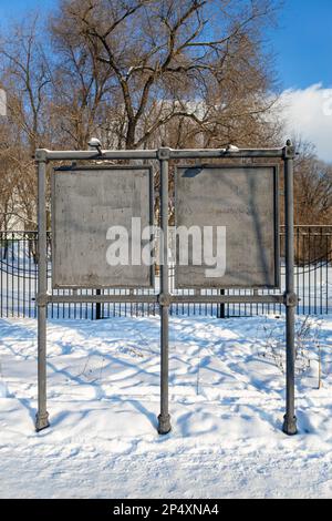 affissioni vuote per la pubblicità all'aperto in inverno. vecchio affissioni per la pubblicità. Foto Stock