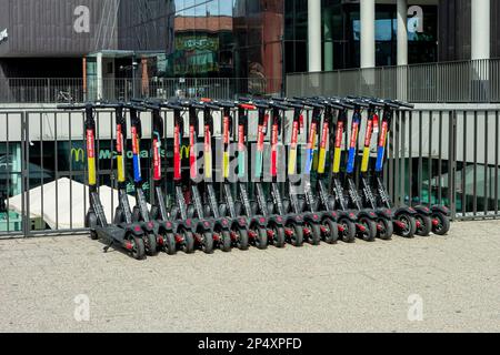 DANZICA, POLONIA - 30 LUGLIO, 2022: Free scooters condiviso nelle strade di Danzica, Polonia Foto Stock