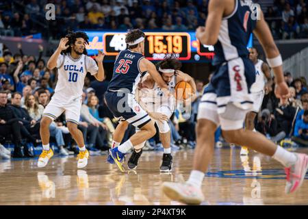 UCLA Bruins guard Jaime Jaquez Jr. (24) è imbrattato dalla guardia dei Wildcats dell'Arizona Kerr Kriisa (25) durante una partita di basket NCAA, sabato 4 marzo 2023, A. Foto Stock