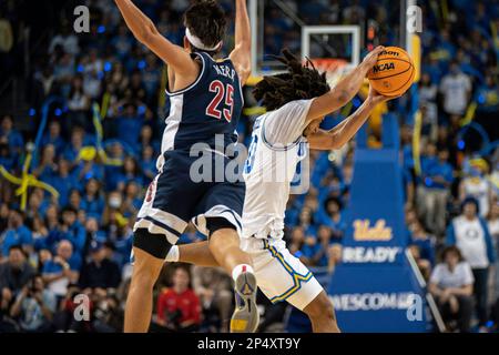 UCLA Bruins guardia Tyger Campbell (10) batte Arizona Wildcats guardia Kerr Kriisa (25) per il possesso durante una partita di basket NCAA, sabato 4 marzo 2 Foto Stock