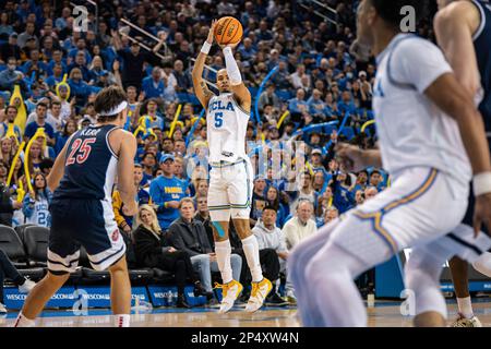 UCLA Bruins guardia Amari Bailey (5) spara come Arizona Wildcats guardia Kerr Kriisa (25) orologi durante una partita di basket NCAA, Sabato, 4 marzo 2023, A. Foto Stock