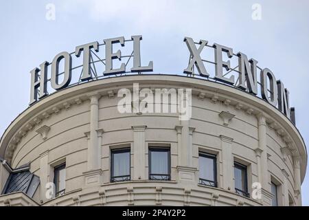 Belgrado, Serbia - 31 gennaio 2023: Bianco 3D segno Hotel Xenon in cima alla costruzione Vojislava Ilica Street nella capitale. Foto Stock