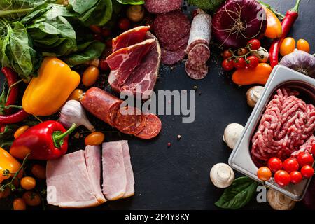 ingredienti caserecci di ricetta di salame di prodotto della carne Foto Stock