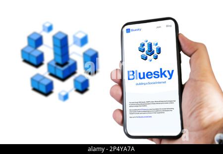 San Francisco, Stati Uniti, febbraio 2023: Tenere in mano un telefono con l'app mobile Bluesky sullo schermo. Bluesky è un'iniziativa per sviluppare una rete sociale decentralizzata Foto Stock