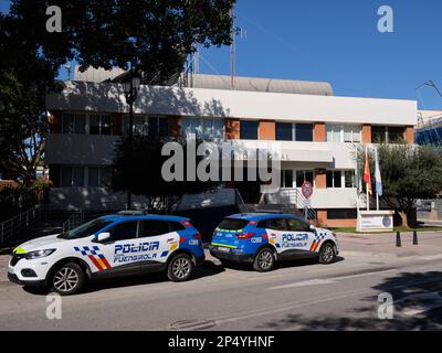 Due auto della polizia parcheggiate di fronte alla stazione di polizia di Fuengirola, Málaga, Spagna. Foto Stock