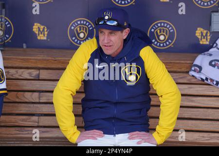 Milwaukee Brewers Manager, Craig Counsell, presso l'American Family Fields di Phoenix, 2 marzo 2023. I Rangers sconfissero i Brewers 7-4. (Scott Finkelmey Foto Stock