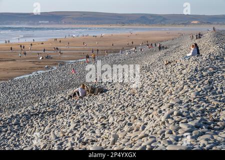 D'estate, Pebble Ridge e Beach View che si affaccia su Northam Beach e Taw Torridge Estuary verso Saunton Sands con Incoming Tide. Foto Stock