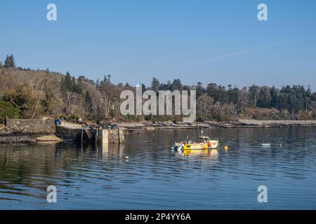 Barca da pesca ormeggiata ad Armadale, Sleat Peninsula, Isola di Skye, Scozia Foto Stock