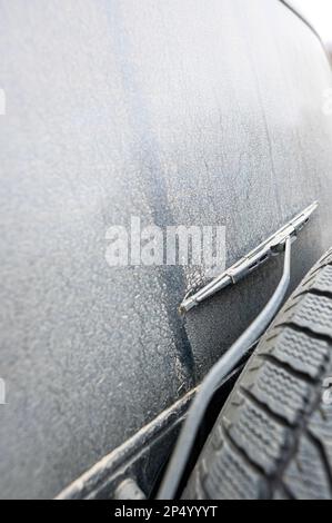 Finestrino posteriore della vettura sporco. Sfondo avventura. Particolare di fuoristrada sporco Foto Stock