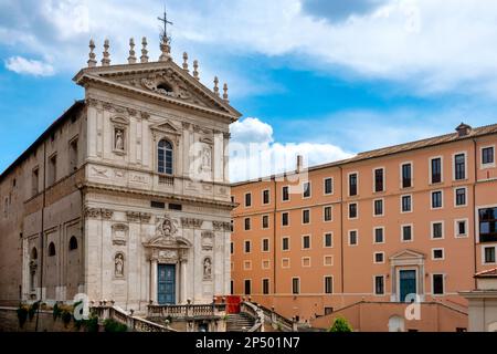 Facciata della Chiesa dei Santi Domenico e Sisto e della Pontificia Università di San Tommaso d'Aquino, Roma, Italia Foto Stock