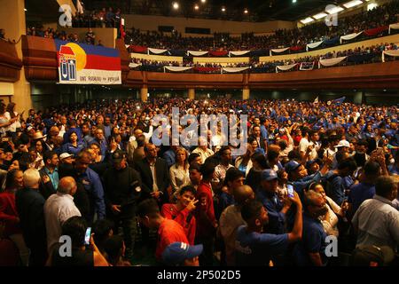 Marcaibo, Venezuela. 4th Mar, 2023. Giovani militanti, studenti e persone della società civile del partito democratico ''un Nuevo Tiempo'' (UNT). Sono andati in massa al ''Congresso regionale'' per eleggere e giurare nelle loro nuove autorità regionali, in vista delle elezioni presidenziali del 2024. In un atto massiccio questo Sabato, 4 marzo, presso le strutture del Palacio de los Eventos nella città di Maracaibo, Venezuela. Il 4 marzo 2023 a Marciabo, Venezuela. (Credit Image: © Humberto Matheus/eyepix via ZUMA Press Wire) SOLO PER USO EDITORIALE! Non per USO commerciale! Foto Stock