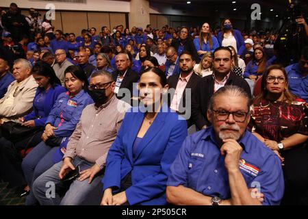 Marcaibo, Venezuela. 4th Mar, 2023. Giovani militanti, studenti e persone della società civile del partito democratico ''un Nuevo Tiempo'' (UNT). Sono andati in massa al ''Congresso regionale'' per eleggere e giurare nelle loro nuove autorità regionali, in vista delle elezioni presidenziali del 2024. In un atto massiccio questo Sabato, 4 marzo, presso le strutture del Palacio de los Eventos nella città di Maracaibo, Venezuela. Il 4 marzo 2023 a Marciabo, Venezuela. (Credit Image: © Humberto Matheus/eyepix via ZUMA Press Wire) SOLO PER USO EDITORIALE! Non per USO commerciale! Foto Stock