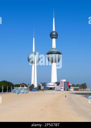 Kuwait Towers e Dasman Beach a Kuwait City. La costruzione, conosciuta anche come Kuwait Water Towers, divenne un punto di riferimento e simbolo del moderno Kuwait. Foto Stock