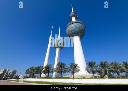 Kuwait Towers, conosciuto anche come Kuwait Water Towers, è diventato un punto di riferimento e simbolo del moderno Kuwait. Costruito con cemento armato e precompresso. Foto Stock