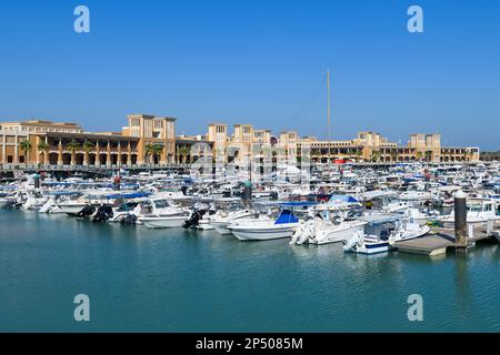 Souq Sharq Marina piena di barche di fronte al Souq Shar Shopping a Kuwait City, Kuwait. Più barche al Souk Shark Marina in Kuwait. Foto Stock