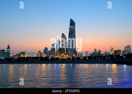 Grattacieli moderni a Kuwait City, Kuwait, Medio Oriente dopo l'alba. Moderna città del Kuwait con edifici commerciali e la spiaggia di Dasman Foto Stock