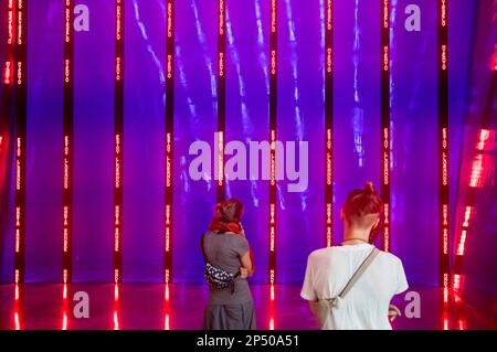'Installazione per Bilbao da Jenny Holzer, Museo Guggenheim, Bilbao, Spagna Foto Stock