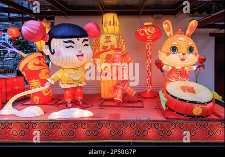 Installazioni di luci di coniglio al Tempio della Reliquia del dente di Buddha, Chinatown, Singapore per il Capodanno cinese Febbraio 2023 Foto Stock