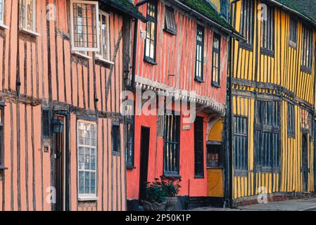 Lavenham Suffolk Street, vista di colorate case medievali a graticcio in Water Street, nello storico villaggio Suffolk di Lavenham, Inghilterra, Regno Unito Foto Stock