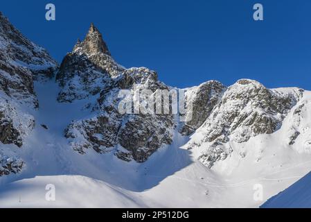 Panorama delle montagne polacche Tatry in inverno. Paesaggio montano delle vette innevate dei Monti Tatra nella zona di ​​​​Morskie Oko. Foto Stock