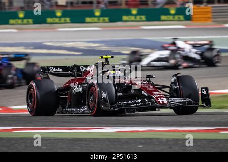 Sakhir, Bahrein. , . Campionato del mondo F1 2023. GP del Bahrein. #24, Guanyu ZHOU, CHN, Alfa Romeo Racing F1 Team, C43, motore F065.MANAMA, BAHRAIN, circuito di Sakhir, 5 marzo 2023: Durante il Gran Premio di Formula uno del Bahrain al circuito Internazionale del Bahrain vicino a Manama, nella città di Sakhir, il 05 marzo. 2023. Formula 1 - F1 Motorsport, immagine a pagamento, foto e copyright © Cristiano BARNI/ ATP images (BARNI Cristiano /ATP/SPP) Credit: SPP Sport Press Photo. /Alamy Live News Foto Stock