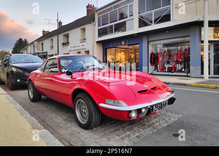 Lamorlaye, Francia - Ottobre 16 2020: La Opel GT è una vettura sportiva a due posti con motore anteriore e trazione posteriore prodotta e commercializzata dalla Opel tra il 1968 A. Foto Stock