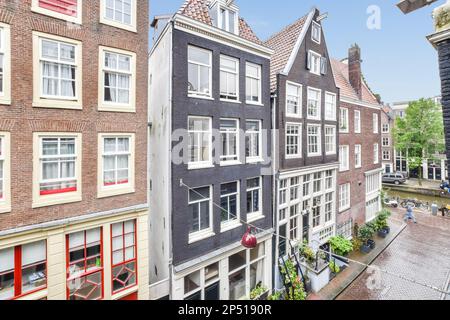 Amsterdam, Paesi Bassi - 10 aprile, 2021: Alcuni edifici della città con persiane rosse e bianche su ogni finestra panoramica, amsterdam, paesi bassi Foto Stock