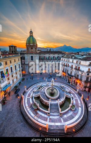 Palermo, Italia con la Fontana Pretoriana al crepuscolo. Foto Stock