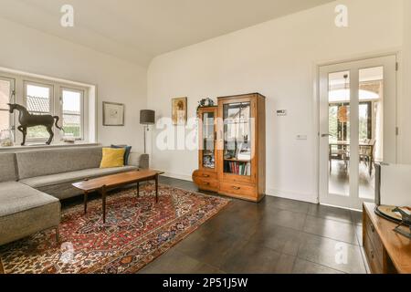 Arco lampada da terra accanto al divano in pelle in un moderno salotto Foto  stock - Alamy