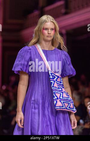 Melbourne, Australia, 06/03/2023, Un modello vestito da Aje cammina sulla pista alla mostra di pista di Utopia, mostrando il meglio della moda australiana, come parte del Melbourne Fashion Festival, al Royal Exhibition Building di Carlton, Melbourne. I designer australiani prendono il posto di primo piano al Melbourne Fashion Festival, Utopia. Il Royal Exhibition Building di Carlton sarà il luogo di ritrovo di questa formazione tutta australiana con designer come Aje, Nevenka, Acler, Van Der Kooij, Ginger & Smart, Leo Lin, e Maara collettivo. Questi designer mostreranno i loro stili e tagli unici Foto Stock