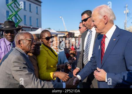 Selma, Stati Uniti d'America. 05th Mar, 2023. Selma, Stati Uniti d'America. 05 marzo, 2023. Il presidente degli Stati Uniti Joe Biden, a destra, saluta gli attivisti dopo aver attraversato il ponte Edmund Pettus per celebrare il 58th° anniversario dell'evento per i diritti civili della Bloody Sunday, il 5 marzo 2023 a Selma, Alabama. Credit: Adam Schultz/White House Photo/Alamy Live News Foto Stock