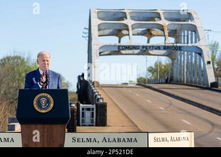 Selma, Stati Uniti d'America. 05th Mar, 2023. Selma, Stati Uniti d'America. 05 marzo, 2023. Il presidente degli Stati Uniti Joe Biden esprime le sue osservazioni del ponte Edmund Pettus in occasione del 58th° anniversario dell'evento Bloody Sunday per i diritti civili, tenutosi il 5 marzo 2023 a Selma, Alabama. Credit: Adam Schultz/White House Photo/Alamy Live News Foto Stock