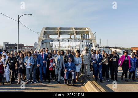 Selma, Stati Uniti d'America. 05th Mar, 2023. Selma, Stati Uniti d'America. 05 marzo, 2023. Il presidente degli Stati Uniti Joe Biden, al centro, cammina accanto agli attivisti per i diritti civili attraverso il ponte di Edmund Pettus per celebrare il 58th° anniversario dell'evento per i diritti civili della Bloody Sunday, il 5 marzo 2023 a Selma, Alabama. Credit: Adam Schultz/White House Photo/Alamy Live News Foto Stock