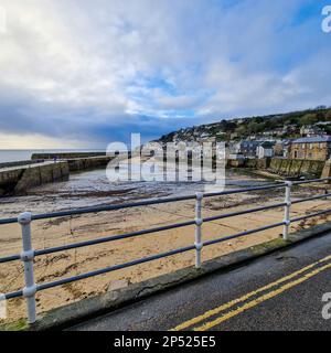 Mousehole Cornwall, Inghilterra - Febbraio 4th 2023, piccolo villaggio con porto in Cornovaglia Inghilterra. Foto Stock