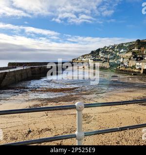 Mousehole Cornwall, Inghilterra - Febbraio 4th 2023, piccolo villaggio con porto in Cornovaglia Inghilterra. Foto Stock