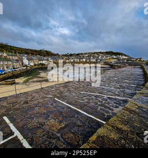 Mousehole Cornwall, Inghilterra - Febbraio 4th 2023, piccolo villaggio con porto in Cornovaglia Inghilterra. Foto Stock