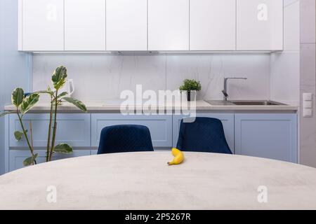 Tavolo da pranzo all'interno della cucina moderna. Tavolo da cucina rotondo e due sedie in interni moderni. Foto Stock