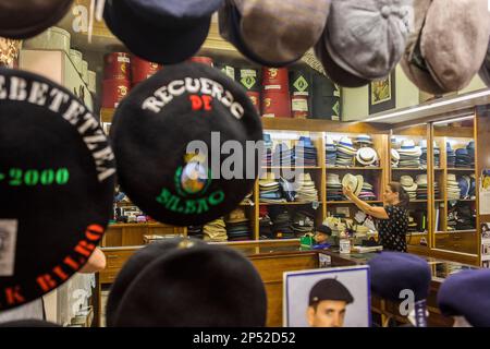 Hat shop, Sombreros Gorostiaga, 9 Viktor Street, Città Vecchia (Casco Viejo), Bilbao, Spagna Foto Stock