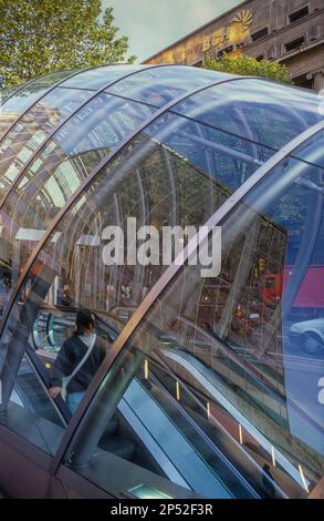 "Fosterito','entrata della metropolitana dall'architetto Norman Foster,in Gran via, Bilbao, Biscaglia, Paesi Baschi Foto Stock