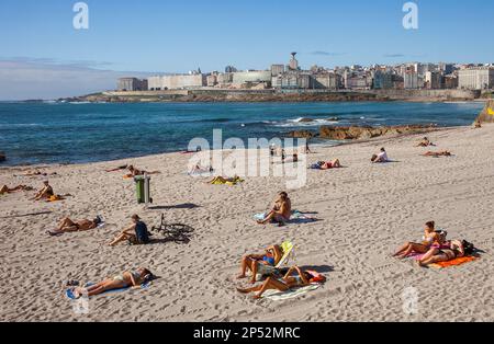 Spiaggia di Riazor, città di La Coruña, Galizia, Spagna Foto Stock