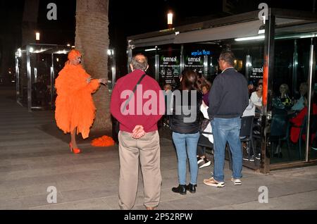 Drag artist, Street busker in burlesque spettacolo serale al bar esterno (Sala de juego Las Vegas) ad Arinaga, Gran Canaria Foto Stock