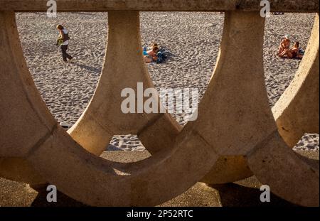 Spiaggia di Riazor dalla ringhiera del lungomare, città di La Coruña, Galizia, Spagna Foto Stock