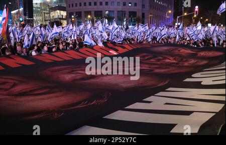 I manifestanti antigovernation hanno bandiere israeliane e un grande banner con un ritratto dell'ex leader supremo dell'Iran Ruhollah Khomeini, del primo ministro ungherese Viktor Orban, del presidente turco Recep Tayyip Erdogan, del primo ministro israeliano Benjamin Netanyahu, E il presidente russo Vladimir Putin durante una manifestazione di massa contro il piano del sistema giudiziario del governo di estrema destra di Israele che mira a indebolire la Corte Suprema del paese il 4 marzo 2023 a Tel Aviv, Israele. Foto Stock