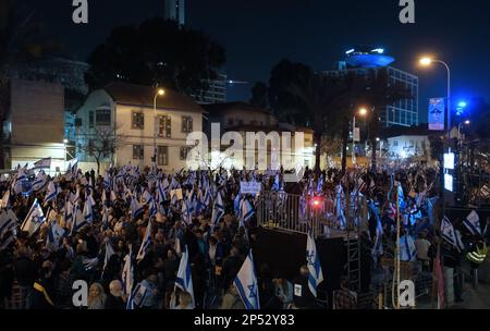 I manifestanti anti anti-governativi detengono bandiere israeliane durante una manifestazione di massa che ha attirato circa 160.000 persone contro il nuovo piano di sistema giudiziario del governo israeliano, volto a indebolire la Corte Suprema del paese il 4 marzo 2023 a Tel Aviv, Israele. Foto Stock