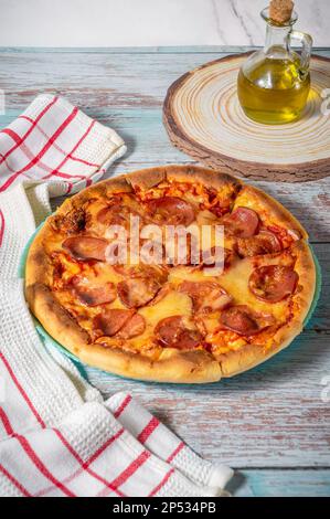 Pizza peperoni, pizza fresca con peperoni, formaggio e pomodoro Foto Stock