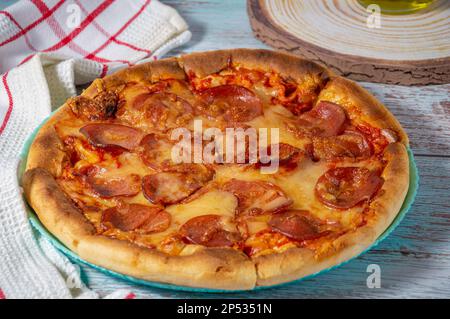 Pizza peperoni, pizza fresca con peperoni, formaggio e pomodoro Foto Stock