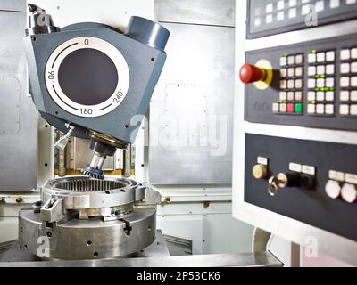 Centro di lavorazione verticale CNC per tornitura e fresatura Foto Stock